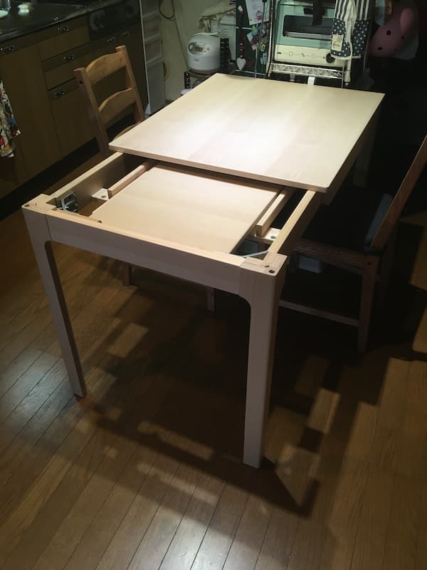 IKEAの伸縮式ダイニングテーブル『エーケダーレン』を伸ばしいる最中