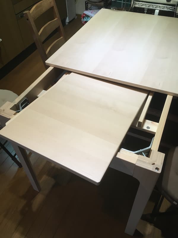 IKEAの伸縮式ダイニングテーブル『エーケダーレン』の天板をしまう様子