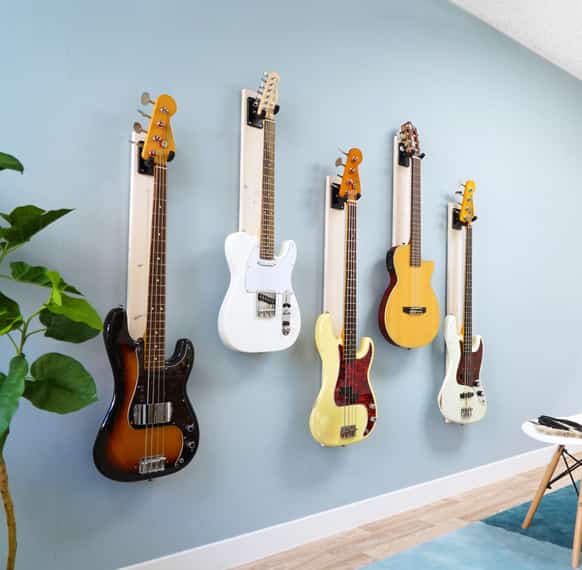 スタンドバーで賃貸の壁にギターを浮かせて設置した様子